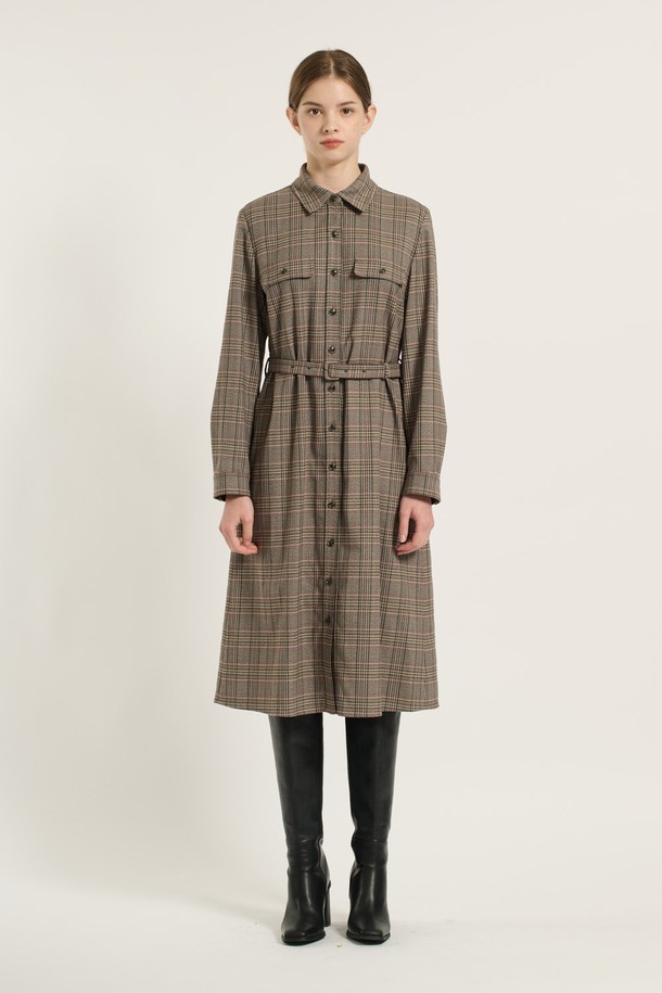 세련된 체크 패턴과 M BROWN 컬러가 돋보이는 [25WT] 체크 소재 셔츠형 원피스입니다. 부드러운 촉감과 유연함을 선사하는 폴리에스터, 레이온, 폴리우레탄, 면 혼방 소재로 제작되어 편안한 착용감을 제공합니다. 허리 벨트가 포함되어 있어 슬림핏 또는 레귤러핏으로 연출 가능하며, 버튼 디테일과 앞면 버튼으로 클래식하고 우아한 분위기를 더합니다. 긴 소매 기장과 카라 디자인은 봄, 가을, 겨울, 그리고 사계절 모두 활용 가능하며, 출근룩, 데이트룩, 오피스룩 등 다양한 TPO에 맞춰 세련된 스타일을 완성해 보세요.
