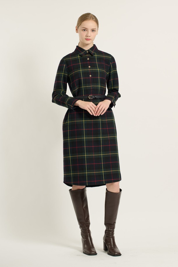 세련된 H라인 실루엣의 [25WT] H라인 체크 원피스 - DARK GREEN (다크 그린)입니다. 부드러운 촉감과 편안한 착용감을 선사하며, 가을과 겨울 시즌에 어울리는 두께감으로 제작되었습니다. 카라넥 디자인과 긴 소매, 그리고 허리 벨트 디테일이 클래식하고 우아한 분위기를 더합니다. 체크 패턴과 다크 그린 컬러의 조화가 세련된 무드를 연출하며, 오피스룩, 하객룩, 모임룩 등 다양한 TPO에 활용 가능합니다. 안감이 있어 더욱 안정적인 착용감을 제공합니다.
