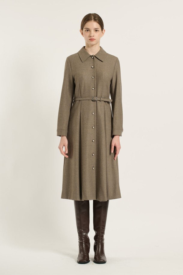 세련된 무드의 [25WT] 벨티드 플레어 원피스 - M BROWN B5D9O61079입니다. M BROWN 컬러의 이 원피스는 가을, 겨울 시즌에 어울리는 긴소매 디자인으로, 클래식하고 모던한 스타일을 연출합니다. 허리 벨트 세트와 앞 단추 디테일이 특징이며, 플레어 A라인 치마핏으로 여성스러운 실루엣을 강조합니다. 오피스룩, 하객룩, 데이트룩 등 다양한 TPO에 활용 가능하며, 슬림핏과 레귤러핏으로 핏을 선택할 수 있습니다. 카라넥 디자인의 롱 원피스로 시크하고 미니멀한 스타일을 완성해보세요.
