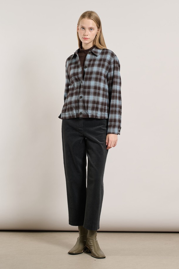 **[25WT] 체크 윈터 셔츠 - 라이트 블루 A5W9B40451**는 여성용 셔츠/블라우스로, 겨울철 출근룩에 적합한 캐주얼 스타일의 제품입니다. 라이트 블루 컬러의 체크 패턴이 돋보이며, 루즈핏과 긴 소매, 브이넥 디자인으로 편안하면서도 세련된 느낌을 선사합니다. 두꺼운 두께감으로 따뜻함을 더하며, 윈터 셔츠 특유의 포근한 착용감을 느낄 수 있습니다. 캐주얼, 클래식, 미니멀 스타일을 모두 아우르는 디자인으로 다양한 연출이 가능합니다.
