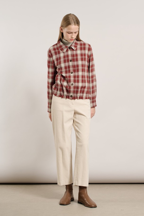 [25WT] 체크 윈터 셔츠 - DARK RED A5W9B40425는 여성용 셔츠/블라우스로, 겨울 시즌에 어울리는 두꺼운 두께감의 긴소매 셔츠입니다. 다크 레드의 체크 패턴이 돋보이며, 부드러운 촉감의 면 소재로 제작되었습니다. 차이나칼라와 버튼 여밈 방식으로 캐주얼, 베이직, 클래식, 미니멀 스타일을 연출할 수 있습니다. 일상 및 출근룩에 활용하기 좋은 윈터 시리즈 제품입니다.
