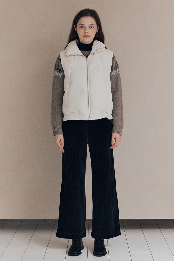 [25WT] 밴드넥 볼륨 베스트 - CREAM A5W9F50214는 여성스러운 실루엣을 연출하는 크림 컬러의 베스트입니다. 밴드넥 디자인과 레귤러 핏으로 제작되었으며, 캐주얼, 클래식, 미니멀 스타일을 모두 소화할 수 있습니다. 가을, 겨울 시즌에 적합하며, 두꺼운 두께감과 부드러운 촉감의 폴리에스테르 소재로 제작되어 포근함을 선사합니다. 볼륨감 있는 디자인과 패딩 안감으로 보온성을 높였으며, 출근룩으로도 활용 가능합니다. 무지 패턴으로 어떤 옷에도 쉽게 매치할 수 있는 활용도 높은 아이템입니다.
