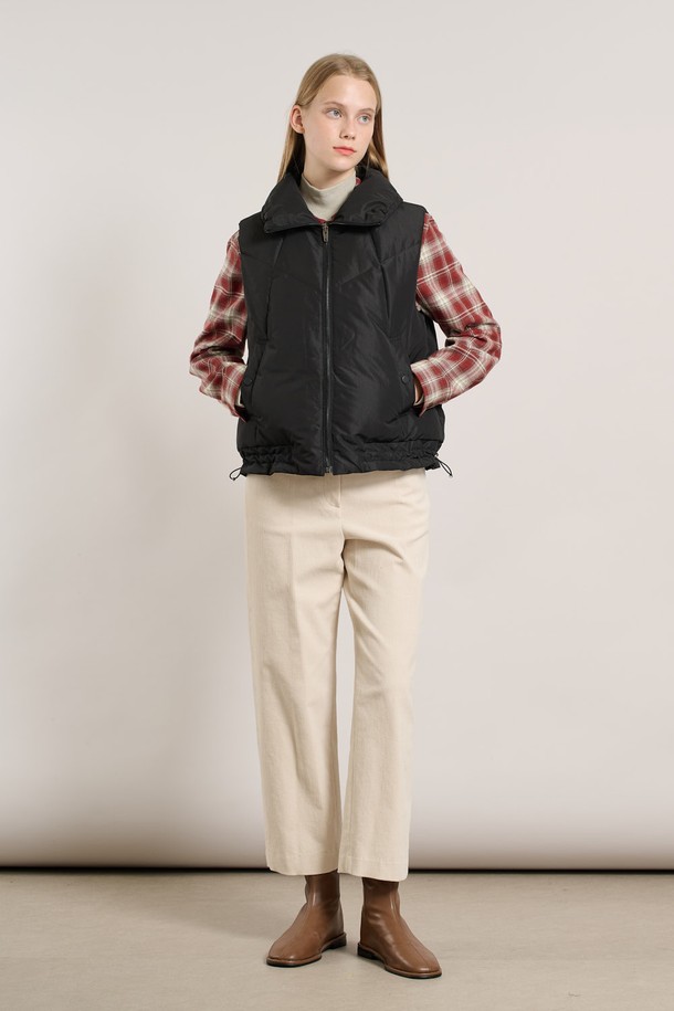 [25WT] 밴드넥 볼륨 베스트 - BLACK A5W9F50299는 여성용 베스트로, 가을과 겨울에 따뜻하게 착용할 수 있습니다. 밴드넥 디자인과 오버핏으로 캐주얼하고 스포티한 스타일을 연출하며, 볼륨감 있는 퀼팅 디테일이 특징입니다. 부드러운 촉감의 폴리에스테르 소재에 두꺼운 안감(패딩)으로 보온성을 높였습니다. 무지 디자인의 블랙 컬러로 다양한 룩에 매치하기 용이하며, 일상복으로 활용하기 좋습니다.
