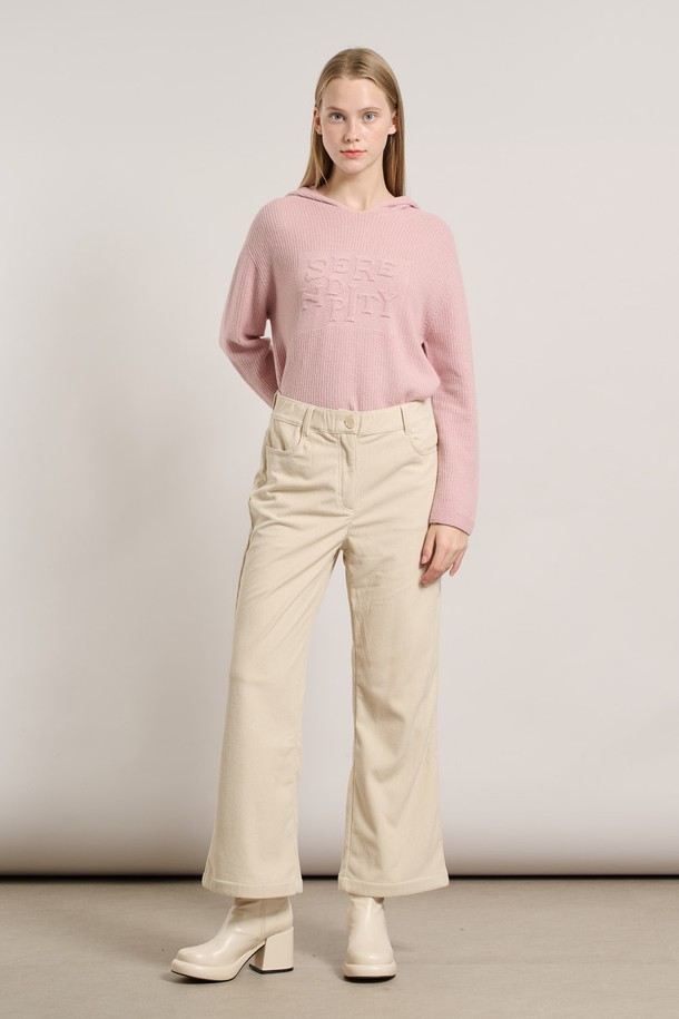 [25WT] 밴딩 코듀로이 팬츠 - 라이트 베이지 A5W9G39471는 부드러운 촉감의 코듀로이 소재로 제작된 여성용 와이드 핏 팬츠입니다. 가을과 겨울에 따뜻하게 착용할 수 있으며, 밴딩 디자인으로 편안한 착용감을 제공합니다. 라이트 베이지 컬러의 무지 디자인으로 베이직하고 캐주얼한 스타일을 연출할 수 있습니다. 넉넉한 루즈핏과 긴 기장으로 다양한 상의와 매치하기 용이합니다. 캐주얼, 클래식, 미니멀 스타일을 즐겨 입는 여성분들께 추천합니다.
