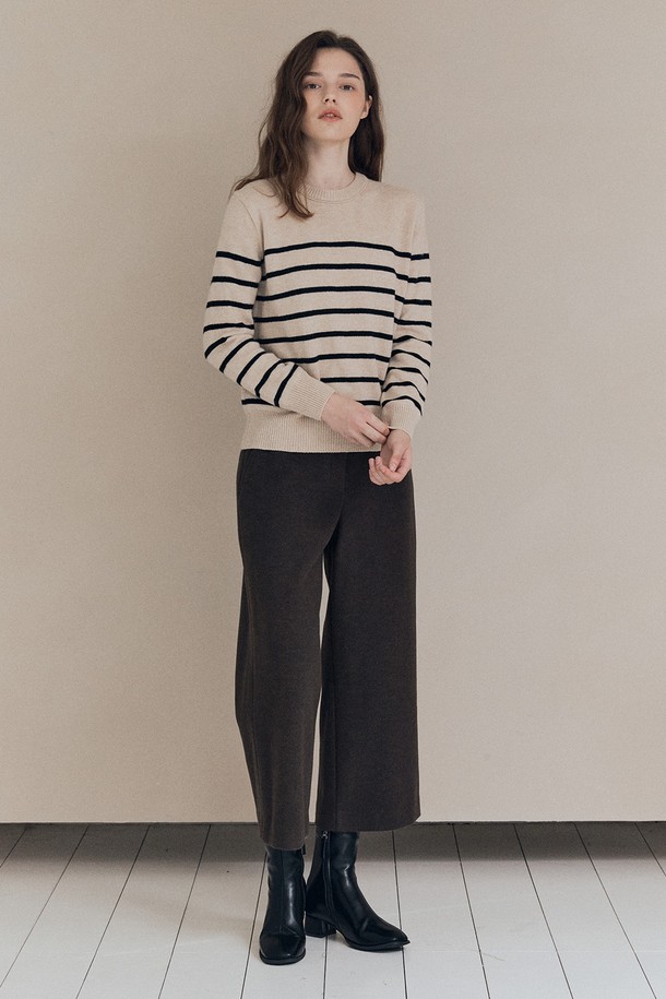 [25WT] 스트라이프 라운드넥 풀오버 - BLACK A5W9K40199는 여성용 상의로, 가을과 겨울에 착용하기 좋은 두꺼운 울 소재의 니트/스웨터입니다. 블랙 컬러에 베이직하고 캐주얼한 스트라이프 패턴이 돋보이며, 레귤러 핏의 긴소매 라운드넥 디자인으로 제작되었습니다. 부드러운 촉감과 풀오버 스타일로 편안한 착용감을 선사하며, 캐주얼, 클래식, 미니멀 스타일 연출에 활용하기 좋습니다. 일상복으로 활용하기 좋은 아이템입니다.
