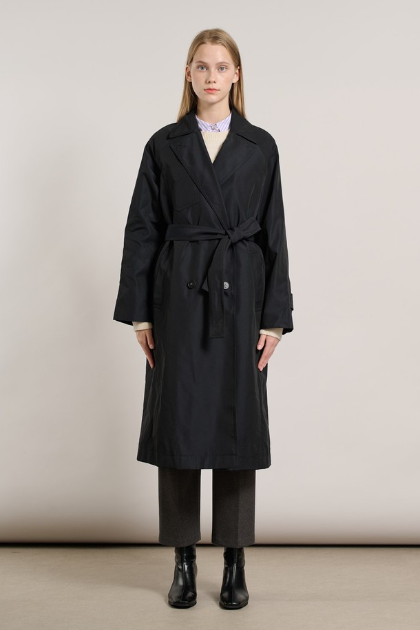 [25WT] 퀼팅 내피 탈부착형 트렌치 - DARK NAVY A5W9N70156는 여성용 아우터 트렌치코트입니다. 다크 네이비 색상의 레귤러핏으로, 봄, 가을에 착용하기 좋습니다. 무지 디자인에 더블 버튼 여밈 방식을 적용하여 클래식하고 베이직한 스타일을 연출합니다. 특히, 퀼팅 내피가 탈부착 가능하여 보온성을 조절할 수 있습니다. 출근룩, 오피스룩, 모임룩 등 다양한 TPO에 미니멀하고 시크한 스타일을 더해보세요.
