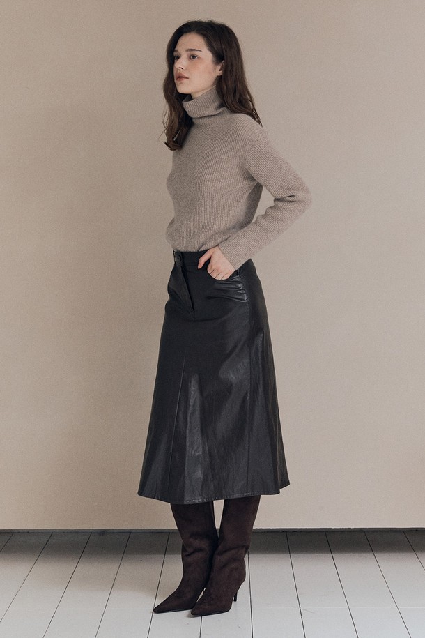 [25WT] 페이크 레더 롱 스커트 - DARK BROWN A5W9S20575는 여성용 롱 스커트입니다. 다크 브라운 색상의 인조 가죽 소재로 제작되어 가을, 겨울에 착용하기 좋습니다. A라인의 레귤러핏으로 모던하고 미니멀한 스타일을 연출하며, 뻣뻣한 촉감과 두꺼운 두께감이 특징입니다. 데이트룩, 모임룩, 미니멀, 클래식, 시크 스타일을 즐겨 입는 분들께 추천합니다. 무지 디자인으로 다양한 상의와 매치하기 용이합니다.
