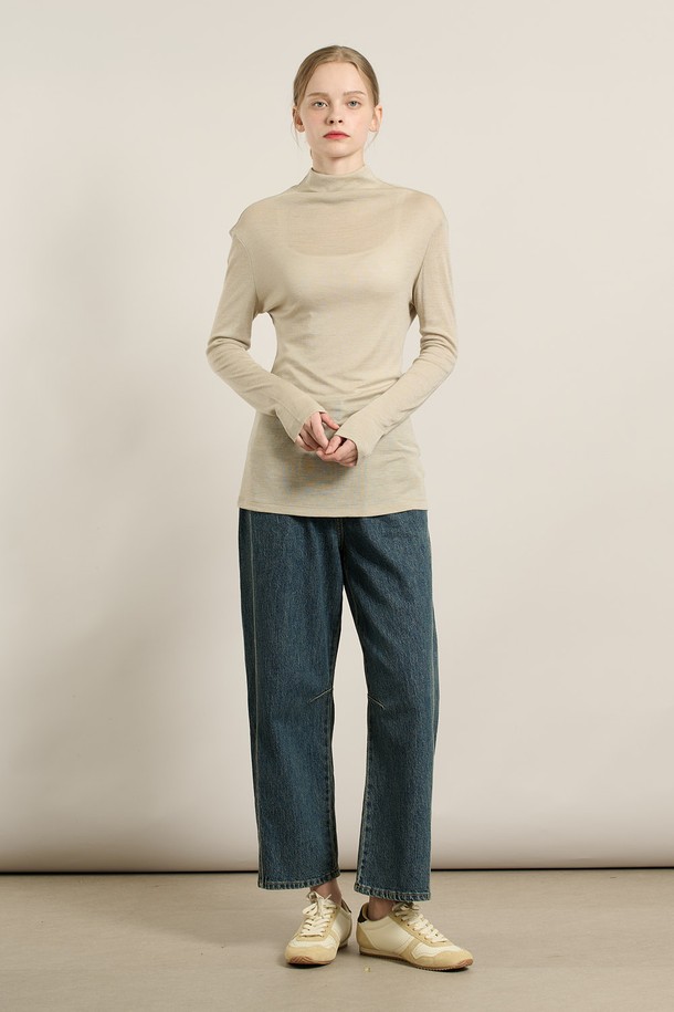 "[25WT] 울 소프트 폴라 티셔츠 - LIGHT BEIGE A5W9X40171"는 부드러운 촉감의 울 소재로 제작되어 가을, 겨울철 따뜻하게 착용하기 좋은 여성 폴라 티셔츠입니다. 라이트 베이지 컬러의 무지 디자인으로, 베이직한 스타일을 선호하는 분들께 추천드립니다. 레귤러핏과 레귤러 기장으로 편안한 착용감을 선사하며, 출근룩, 모임룩 등 다양한 TPO에 활용할 수 있습니다. 클래식, 미니멀, 캐주얼 등 어떤 스타일에도 잘 어울려 활용도가 높은 아이템입니다. 부드러운 소프트 터치로 피부에 닿는 감촉이 좋습니다.
