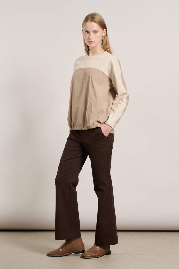 [25WT] 배색 져지 블라우스 - LIGHT BEIGE A5W9X40371는 여성스러운 스타일을 연출하는 블라우스입니다. 라이트 베이지와 브라운 컬러의 배색 디자인이 돋보이며, 얇고 부드러운 져지 소재로 제작되어 편안한 착용감을 선사합니다. 라운드넥과 7부 소매 기장, 레귤러핏 디자인으로 어떤 하의와도 잘 어울려 출근룩 또는 모임룩으로 활용하기 좋습니다. 미니멀하고 베이직한 스타일로, 봄, 가을 시즌에 제격입니다.
