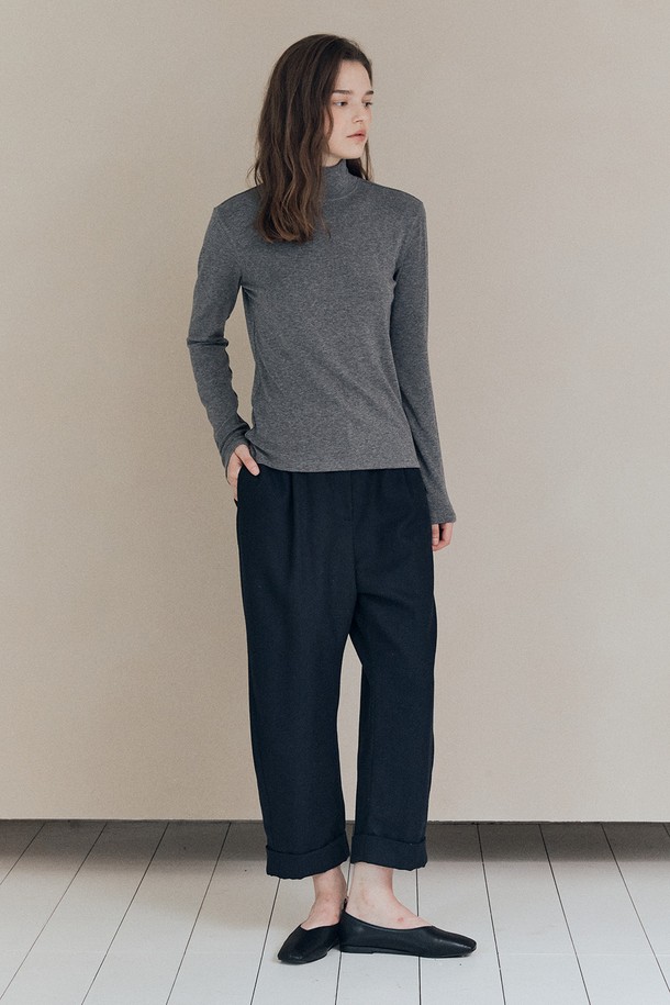 [25WT] 베이직 져지 풀오버는 여성용 풀오버로, 가을과 겨울에 따뜻하게 입을 수 있는 두꺼운 져지 소재의 제품입니다. 라이트 그레이 색상의 무지 디자인에 레귤러핏과 터틀넥이 적용되어 베이직하면서도 세련된 스타일을 연출합니다. 긴 소매 기장과 부드러운 촉감으로 편안한 착용감을 선사하며, 데일리 아이템으로 활용하기 좋습니다. 클래식, 미니멀, 캐주얼 등 다양한 스타일과 매치하여 폭넓게 활용할 수 있습니다.
