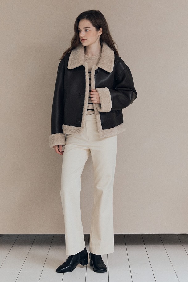 [25WT] 모노윈터 페이크레더 무스탕 - DARK BROWN A5WAF81175는 여성용 아우터 무스탕입니다. 다크 브라운 컬러의 무지 디자인으로, 겨울철 캐주얼 및 베이직 스타일 연출에 적합합니다. 두꺼운 두께감의 인조가죽 소재로 제작되어 부드러운 촉감을 제공하며, 긴 소매와 버클 여밈 방식으로 디자인되었습니다. 레귤러핏과 페이크 레더, 퍼 트리밍 디테일이 특징이며, 일상복으로 활용하기 좋습니다.
