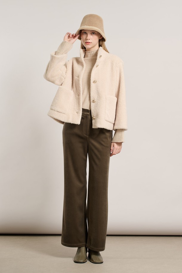 [25WT] 밴드넥 FAKE 무스탕 - IVORY A5WAF81513은 부드러운 촉감의 인조 가죽 소재로 제작된 여성용 무스탕입니다. 밴드넥 디자인과 크롭 기장으로 캐주얼하고 베이직한 스타일을 연출하며, 겨울철 따뜻하게 착용할 수 있습니다. 아이보리 컬러의 무지 디자인에 레귤러 핏으로 어떤 옷에도 쉽게 매치할 수 있습니다. 안감은 퍼 소재로 되어 있어 보온성을 높였으며, 긴 소매와 버튼 여밈 방식이 특징입니다.