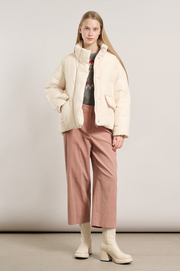 부드러운 촉감의 [25WT] 밴드넥 구스다운 - 크림 A5WAF81614는 포근하고 따뜻한 겨울을 위한 필수템입니다. 베이직하고 캐주얼한 무드의 오버핏 패딩으로, 밴드넥 디자인이 특징입니다. 일상룩, 출근룩, 여행룩 등 다양한 TPO에 활용하기 좋으며, 미니멀, 캐주얼, 클래식 스타일을 즐기는 여성분들께 추천합니다. 보온성과 경량성을 갖춘 구스다운 소재로 제작되어 편안하게 착용할 수 있습니다. 무지 디자인에 크림 컬러로 어떤 옷에도 쉽게 매치할 수 있습니다.
