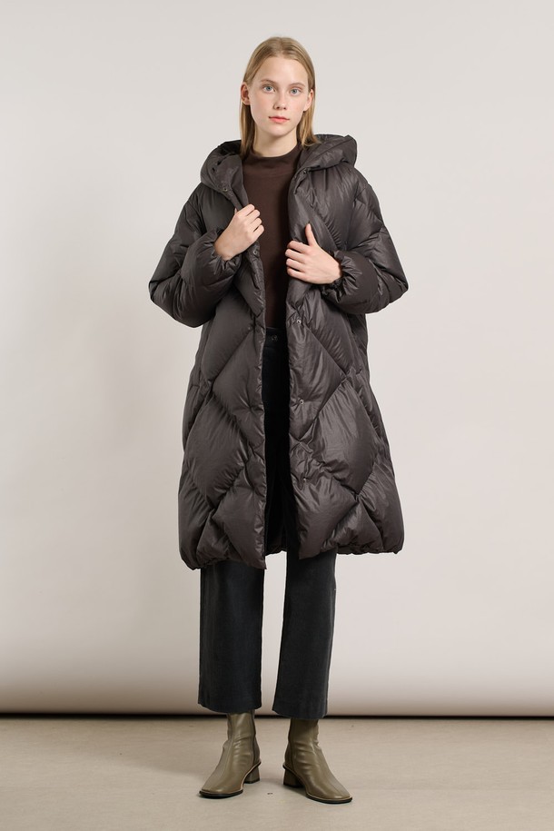 [25WT] 후드 빅 다이아 구스다운 - DARK GRAY A5WAF82417는 추운 겨울, 당신을 따뜻하게 감싸줄 여성용 롱 기장의 구스다운 아우터입니다. 다크 그레이 컬러에 베이직한 스타일로, 어떤 옷에도 쉽게 매치할 수 있으며, 오버핏 디자인으로 편안한 착용감을 선사합니다. 
빅 다이아 퀄팅 디자인이 돋보이며, 부드러운 촉감과 두꺼운 두께로 뛰어난 보온성을 제공합니다. 후드 타입에 집업 스타일로 간편하게 입고 벗을 수 있으며, 긴 소매 기장으로 더욱 따뜻하게 몸을 보호합니다. 여행룩, 캠핑룩 등 다양한 TPO에 활용 가능하며, 미니멀, 클래식, 캐주얼 스타일을 즐기는 분들께 추천합니다.
