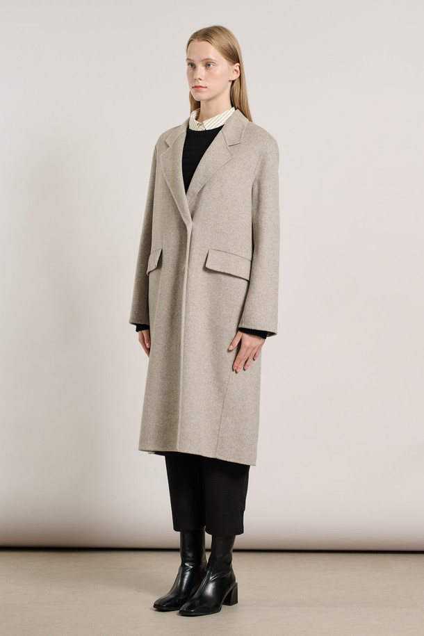 [25WT] 핸드메이드 투버튼 롱코트 - M BEIGE A5WAH82372는 여성용 롱 코트로, 가을과 겨울에 어울리는 두꺼운 울 소재의 핸드메이드 코트입니다. 베이지 색상에 미니멀하고 클래식한 스타일을 더했으며, 오버핏으로 편안한 착용감을 선사합니다. 더블 버튼 디테일과 긴 소매가 특징이며, 오피스룩, 출근룩, 모임룩 등 다양한 TPO에 활용할 수 있습니다. 무지 디자인으로 시크하고 세련된 분위기를 연출합니다.
