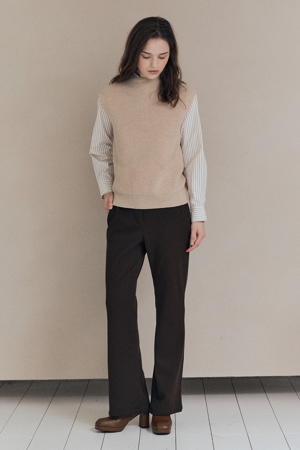 [25WT] 투웨이 글리터리 베스트 - 라이트 베이지 A5WAK51171는 여성용 베스트입니다. 가을과 겨울에 어울리는 두꺼운 두께감의 니트 소재로 제작되었으며, 부드러운 촉감을 선사합니다. 하이넥 디자인과 민소매 스타일로, 베이직한 스타일에 글리터 디테일이 더해져 포인트를 줍니다. 레귤러핏으로 편안하게 착용 가능하며, 크롭 기장으로 다양한 스타일 연출에 활용할 수 있습니다. 미니멀하고 클래식한 스타일을 선호하는 분들께 추천합니다.
