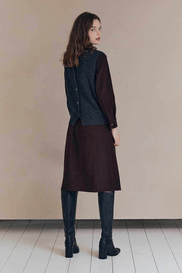 [25WT] 투웨이 글리터리 베스트 - CHARCOAL GRAY A5WAK51198는 차콜 그레이 색상의 여성용 베스트입니다. 울 소재로 제작되어 가을, 겨울에 착용하기 좋으며, 라운드넥에 레귤러핏으로 제작되었습니다. 베이직하면서도 클래식한 스타일을 연출하며, 글리터 패턴과 투웨이 디자인이 특징입니다. 출근룩과 모임룩 모두에 활용 가능하며, 뻣뻣한 촉감과 두꺼운 두께감으로 따뜻함을 더합니다.
