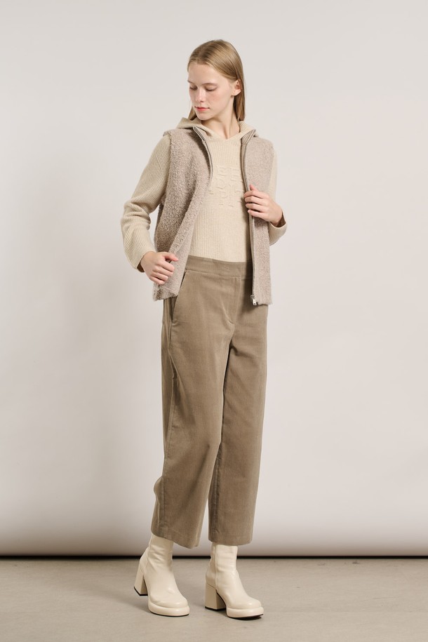 [25WT] 루플리 베스트 - LIGHT BEIGE A5WAK51271은 캐주얼, 미니멀, 클래식 스타일을 아우르는 여성용 베스트입니다. 라이트 베이지 컬러의 무지 디자인으로, 가을과 겨울에 따뜻하게 착용할 수 있습니다. 부드러운 촉감의 양털 또는 플리스 소재로 제작되어 두꺼운 두께감을 자랑하며, 집업 방식으로 간편하게 여밀 수 있습니다. 레귤러핏과 민소매 디자인으로 편안한 착용감을 선사하며, 집콕룩과 산책룩 등 다양한 상황에서 활용하기 좋습니다. 
