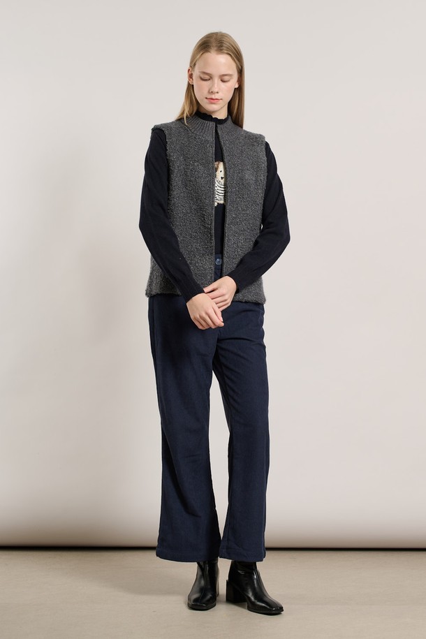 [25WT] 루플리 베스트 - CHARCOAL GRAY (차콜 그레이) A5WAK51298는 여성용 베스트입니다. 가을, 겨울 시즌에 어울리며, 캐주얼 및 미니멀 스타일을 연출하기 좋습니다. 부드러운 촉감의 폴리에스테르 소재로 제작되었으며, 하이넥 디자인과 레귤러핏으로 편안하게 착용할 수 있습니다. 두꺼운 두께감으로 따뜻함을 더하며, 집업 여밈 방식으로 간편하게 입고 벗을 수 있습니다. 양면 착용이 가능하여 다양한 스타일을 연출할 수 있으며, 출근룩으로도 활용하기 좋습니다.
