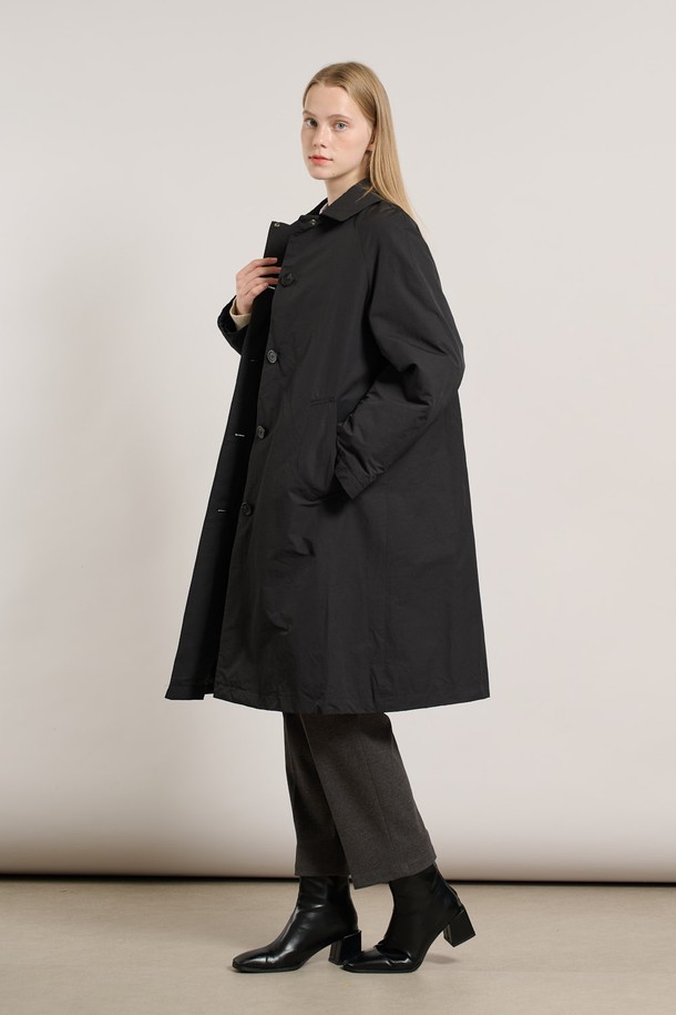 [25WT] 래글런 라이너 트랜치코트 - BLACK A5WAN71199는 여성용 아우터로, 봄/가을 계절에 착용하기 좋은 블랙 컬러의 트렌치코트입니다. 래글런 슬리브 디자인과 탈부착 가능한 라이너가 특징이며, 레귤러핏으로 제작되어 편안한 착용감을 선사합니다. 무지 패턴에 싱글 버튼 여밈 방식으로, 클래식하면서도 베이직한 스타일을 연출하며, 부드러운 폴리에스테르 소재로 제작되어 촉감이 좋습니다. 오피스룩, 출근룩, 모임룩 등 다양한 TPO에 활용 가능하며, 미니멀하고 시크한 스타일을 완성합니다.
