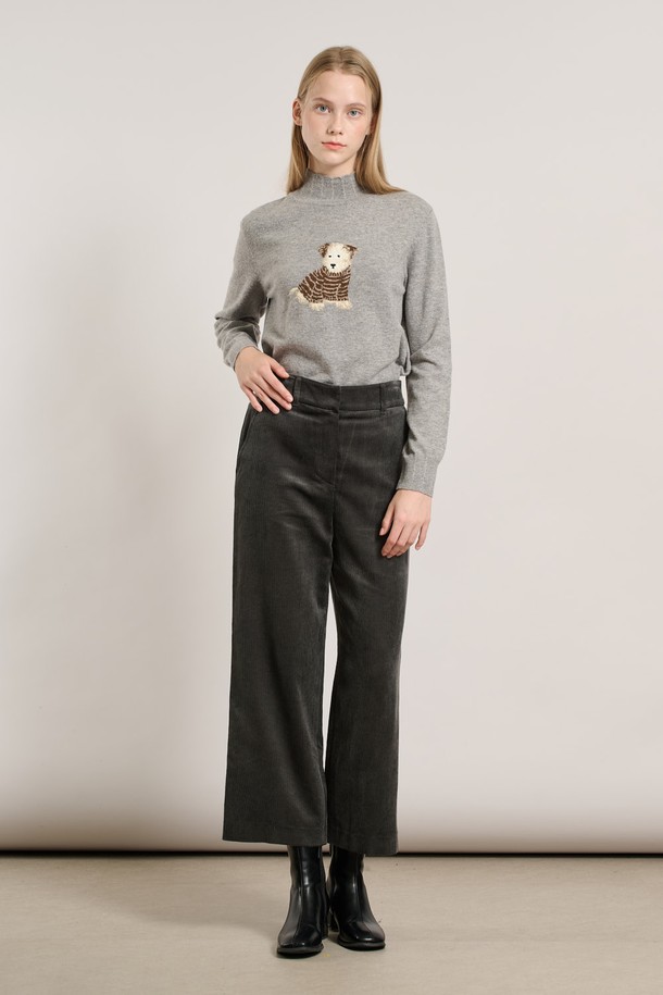 [25WT] 코듀로이 와이드 팬츠 - DARK GRAY A5WAP32217는 여성용 바지로, 가을과 겨울에 착용하기 좋은 두께감 있는 코듀로이 소재의 와이드 핏 팬츠입니다. 짙은 다크 그레이 컬러에 무지 패턴으로 디자인되어 캐주얼, 미니멀, 클래식 스타일을 연출하기 좋습니다. 출근룩으로 활용하기 좋으며, 편안하면서도 세련된 스타일을 완성해 줍니다. 밴딩이 없는 긴 기장의 바지로, 와이드한 핏이 특징입니다.
