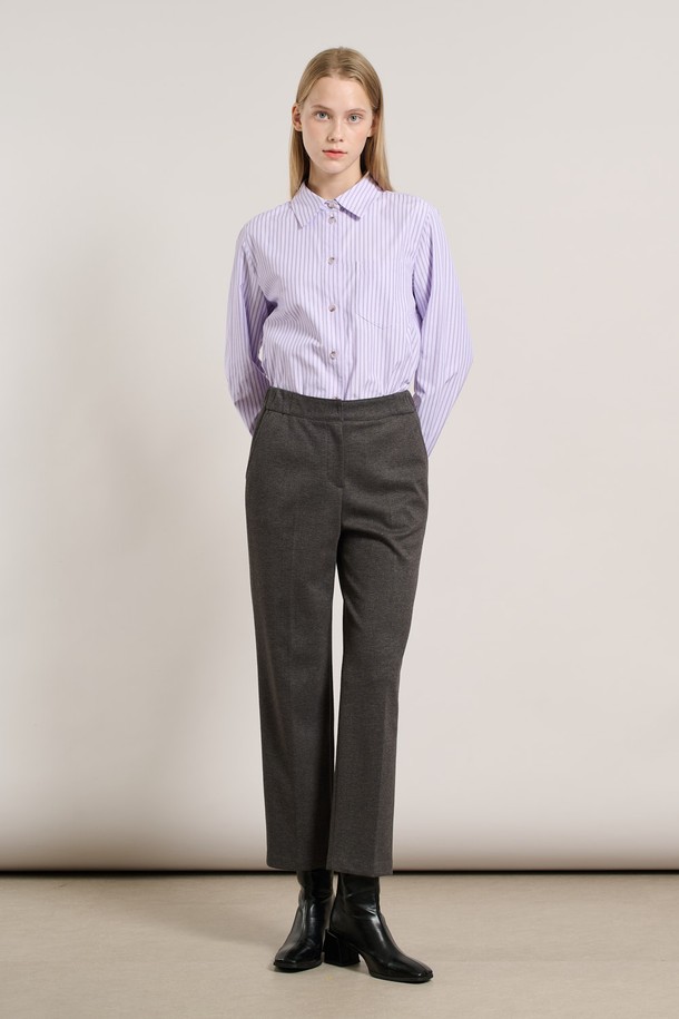 [25WT] 와끼밴딩 일자핏 팬츠 - CHARCOAL GRAY A5WAP38498는 여성 의류로, 베이직한 스타일의 일상복 및 출근룩으로 활용하기 좋은 긴바지입니다. 차콜 그레이 컬러의 무지 디자인으로 미니멀, 클래식, 캐주얼 등 다양한 스타일을 연출할 수 있습니다. 허리 부분 와끼밴딩 디테일로 편안한 착용감을 제공하며, 다리가 길어 보이는 일자핏 디자인이 특징입니다. 사계절 모두 활용 가능한 실용적인 아이템입니다.
