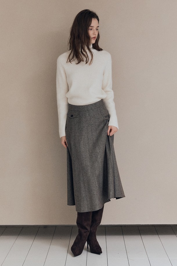 [25WT] 헤링본 플레어 스커트 - BROWN A5WAS21374는 클래식하고 베이직한 스타일의 여성용 플레어 스커트입니다. 브라운 컬러의 울 소재로 제작되어 가을과 겨울에 따뜻하게 착용할 수 있으며, 두꺼운 두께감과 뻣뻣한 촉감이 특징입니다. 헤링본 패턴이 돋보이며, A라인 실루엣의 플레어핏으로 여성스러운 분위기를 연출합니다. 오피스룩, 모임룩, 데이트룩 등 다양한 TPO에 활용 가능하며, 미니멀, 시크 스타일을 선호하는 분들께 추천합니다.
