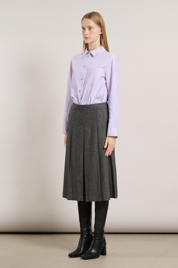 [25WT] 턱 플레어 스커트 - CHARCOAL GRAY (차콜 그레이) A5WAS21498는 여성용 플레어 스커트입니다. 울 소재로 제작되어 가을, 겨울에 따뜻하게 착용할 수 있으며, 두꺼운 두께감과 뻣뻣한 촉감이 특징입니다. 턱 디테일과 A라인 플리츠 디자인이 클래식하고 미니멀한 스타일을 연출합니다. 오피스룩, 출근룩, 모임룩 등 다양한 TPO에 활용 가능하며, 차콜 그레이 색상에 레귤러핏으로 제작되었습니다.
