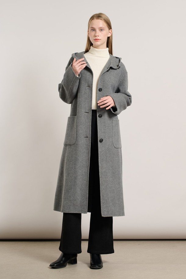 [25WT] 롱 후드 핸드메이드 코트 - MULTI M GRAY A5WBH83297는 여성용 코트로, 가을과 겨울에 착용하기 좋은 오버핏의 롱 기장 핸드메이드 코트입니다. 부드러운 촉감의 울 소재로 제작되었으며, 후드 디자인으로 캐주얼한 느낌을 더했습니다. 베이직하고 미니멀한 스타일로 출근룩, 모임룩, 데이트룩 등 다양한 TPO에 활용 가능합니다. 그레이 컬러의 무지 디자인으로 클래식, 미니멀, 시크한 스타일을 연출하기 좋습니다. 긴 소매와 버튼 여밈 방식으로 따뜻함과 세련됨을 동시에 갖춘 아이템입니다.
