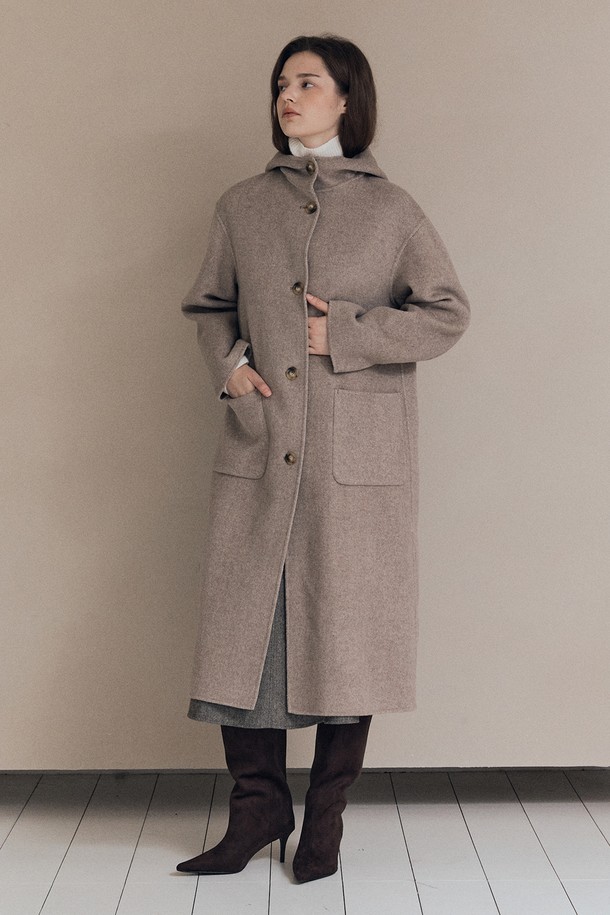 [25WT] 롱후드 핸드메이드코트 - M BEIGE A5WBH83272는 여성 고객을 위한 베이지 색상의 롱 후드 핸드메이드 코트입니다. 가을, 겨울 시즌에 어울리는 두꺼운 울 소재로 제작되어 부드러운 촉감을 선사하며, 루즈핏 디자인으로 편안한 착용감을 제공합니다. 미니멀하고 베이직한 스타일로 출근룩에 활용하기 좋으며, 무지 디자인과 버튼 여밈 방식을 갖추어 깔끔한 실루엣을 연출합니다. 긴 소매 기장의 후드 코트로, 간결하면서도 세련된 분위기를 완성합니다.
