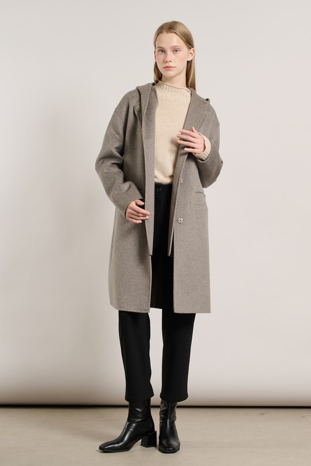 [25WT] 후드 탈부착 핸드메이드 코트 - M BROWN A5WBH83479는 여성 고객을 위한 브라운 컬러의 핸드메이드 코트입니다. 울 소재로 제작되어 가을과 겨울, 두꺼운 두께감으로 따뜻하게 착용할 수 있습니다. 오버핏 디자인에 싱글 버튼 여밈 방식으로, 미니멀하고 클래식한 무드를 연출합니다. 후드가 탈부착 가능하여 다양한 스타일을 소화할 수 있으며, 출근룩, 오피스룩, 모임룩 등 TPO에 맞춰 시크하게 연출하기 좋습니다. 긴 소매 기장의 무지 패턴 코트로, 활용도 높은 데일리 아이템입니다.
