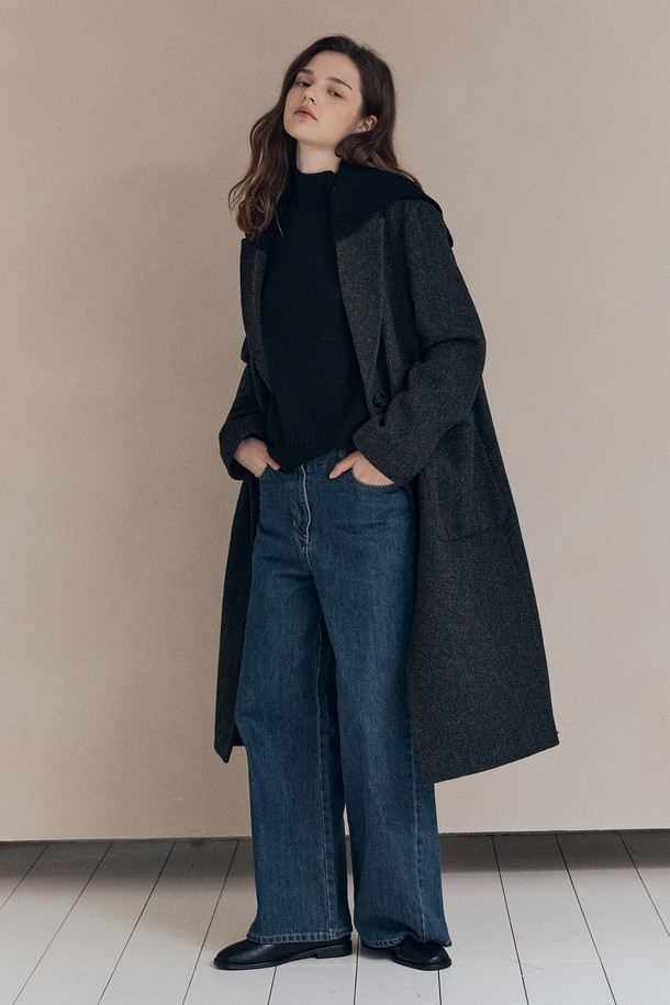 세련된 스타일을 완성하는 [25WT] 세일러 니트 카라 코트 - KHAKI A5WBH84945입니다. 부드러운 촉감의 니트 소재로 제작되어 가을, 겨울 시즌 따뜻하게 착용할 수 있습니다. 롱 기장에 레귤러 핏으로, 클래식하고 베이직한 디자인을 연출하며, 카키 컬러와 무지 패턴이 세련된 분위기를 더합니다. 세일러 코트 타입에 버튼 여밈 방식으로 편안하게 즐길 수 있으며, 출근룩, 모임룩, 데이트룩 등 다양한 TPO에 활용 가능합니다. 미니멀, 시크 스타일을 선호하는 여성에게 추천합니다.
