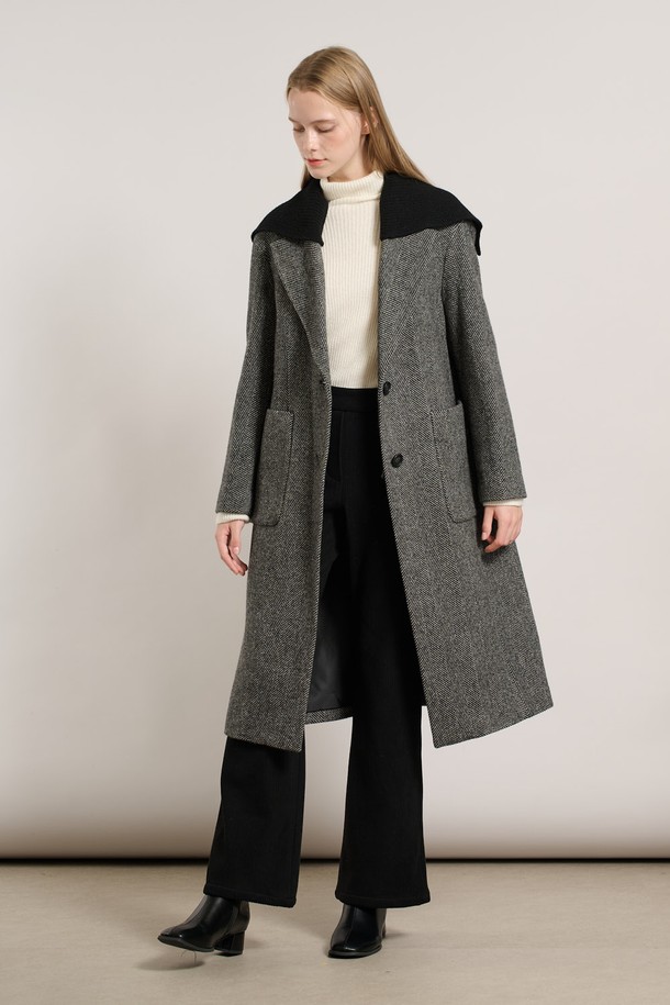 [25WT] 세일러 니트 카라 코트 - BLACK A5WBH84999는 가을, 겨울 시즌 여성의 우아한 스타일을 완성하는 코트입니다. 블랙 컬러의 무지 디자인으로, 출근룩, 오피스룩, 모임룩 등 다양한 TPO에 활용 가능합니다. 울 소재에 두꺼운 두께감으로 따뜻함을 더하며, 세일러 스타일의 니트 카라가 포인트로 클래식하면서도 시크한 분위기를 연출합니다. 레귤러핏의 미디엄 기장으로 편안한 착용감을 선사하며, 싱글 버튼 여밈으로 깔끔하게 마무리됩니다. 베이직하면서도 세련된 디자인으로 두고두고 즐겨 입을 수 있는 아이템입니다.
