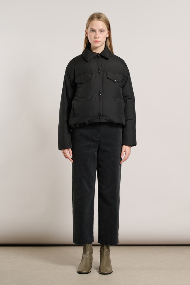 [25WT] 셔츠카라 숏 덕다운 - BLACK A5W9F80399는 여성용으로, 겨울철 일상에서 활용하기 좋은 숏 기장의 블랙 덕다운입니다. 셔츠 카라 디자인과 버튼 여밈 방식으로 캐주얼하면서도 베이직한 스타일을 연출합니다. 겉감은 부드러운 촉감의 나일론 소재로 제작되었으며, 넉넉한 두께감으로 보온성을 높였습니다. 레귤러핏으로 편안하게 착용 가능하며, 긴 소매 기장으로 따뜻함을 더했습니다. 미니멀하고 클래식한 스타일을 선호하는 분들께 추천합니다.
