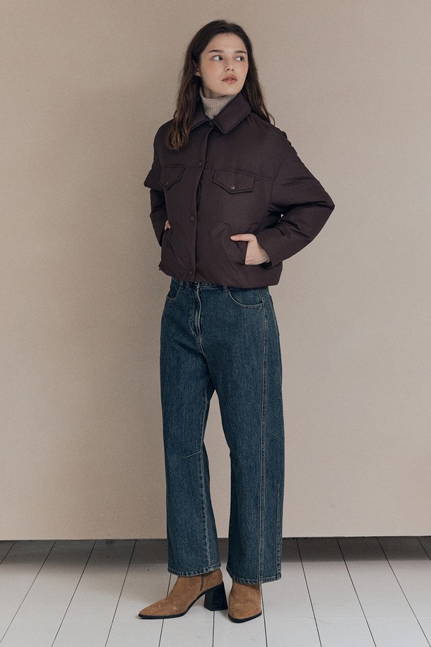 [25WT] 셔츠카라 숏 덕다운 - 다크 브라운 A5W9F80375는 여성용 아우터입니다. 캐주얼 및 베이직 스타일의 숏 기장 숏패딩으로, 셔츠 카라 디자인이 특징입니다. 겨울철 보온성을 제공하며, 오버핏으로 제작되어 편안한 착용감을 선사합니다. 부드러운 촉감의 덕다운 소재와 긴 소매 기장, 다크 브라운 컬러의 무지 디자인으로 미니멀한 스타일을 연출합니다. 집업 방식으로 간편하게 착용할 수 있습니다.
