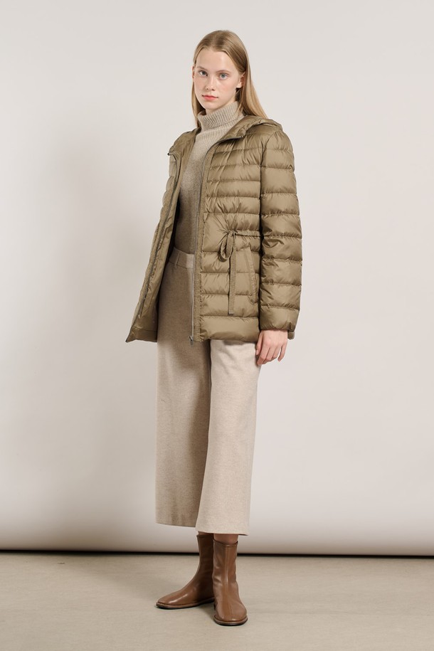 [25WT] 경량 스트링 덕다운 - LIGHT KHAKI A5W9F80781는 가볍고 따뜻한 겨울철 여성 아우터입니다. 라이트 카키 컬러의 무지 디자인으로, 캐주얼 및 베이직 스타일을 연출하기 좋습니다. 부드러운 촉감의 나일론 소재를 사용하여 편안한 착용감을 제공하며, 레귤러핏과 집업 여밈 방식으로 활동성을 높였습니다. 경량 스트링 디테일이 돋보이며, 여행룩이나 산책룩과 같은 일상적인 TPO에 적합합니다. 덕다운 충전재로 보온성을 강화하여 추운 겨울에도 따뜻하게 입을 수 있습니다.
