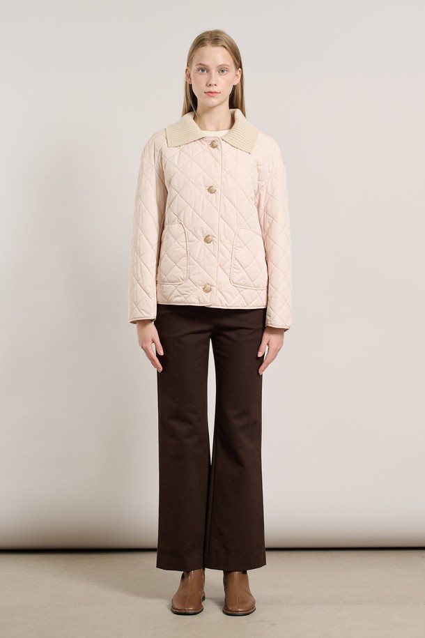 [25WT] 니트 카라 퀼팅 점퍼 - LIGHT BEIGE A5W9R10171는 여성스러운 분위기를 자아내는 라이트 베이지 컬러의 점퍼입니다. 봄, 가을 간절기에 어울리는 얇은 두께감과 부드러운 니트 소재로 제작되어 편안한 착용감을 선사합니다. 퀼팅 처리된 디자인과 카라 디테일이 돋보이며, 레귤러핏과 크롭 기장으로 캐주얼하면서도 스타일리시한 연출이 가능합니다. 데이트룩, 봄 소풍룩 등 다양한 TPO에 활용하기 좋으며, 미니멀, 클래식 스타일을 즐겨 입는 분들께 추천합니다. 집업 스타일로 간편하게 착용할 수 있습니다.
