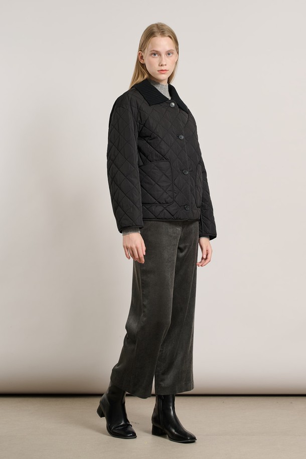 [25WT] 니트 카라 퀼팅 점퍼 - BLACK A5W9R10199는 여성용 아우터 점퍼입니다. 캐주얼하고 베이직한 스타일의 블랙 컬러 퀼팅 점퍼로, 가을과 겨울에 따뜻하게 착용할 수 있습니다. 촘촘한 니트 소재와 부드러운 촉감이 특징이며, 두꺼운 두께감으로 보온성을 높였습니다. 레귤러 핏에 긴 소매, 카라 디테일과 버튼 여밈 방식을 적용하여 클래식하면서도 미니멀한 무드를 연출합니다.
