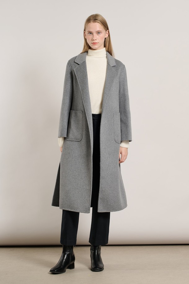 [25WT] 벨티드 핸드메이드 코트 - LIGHT M GRAY A5WAH88296는 여성용 코트로, 가을과 겨울에 착용하기 좋습니다. 라이트 그레이 컬러의 무지 디자인으로 미니멀하고 클래식한 스타일을 연출합니다. 울 소재로 제작되어 부드러운 촉감을 제공하며, 두꺼운 두께감으로 따뜻하게 착용할 수 있습니다. 미디엄 기장의 레귤러핏 코트로 벨트 여밈 방식과 긴 소매가 특징이며, 출근룩, 오피스룩, 모임룩 등 다양한 TPO에 활용 가능합니다. 클래식, 미니멀, 시크 스타일을 선호하는 분들께 추천합니다.
