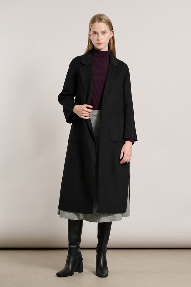 [25WT] 벨티드 핸드메이드 코트 - BLACK A5WAH88299는 미니멀하고 클래식한 스타일을 추구하는 여성 고객을 위한 롱 기장의 핸드메이드 코트입니다. 울 소재로 제작되어 두꺼운 두께감을 자랑하며, 가을과 겨울 시즌에 따뜻하게 착용할 수 있습니다. 블랙 컬러의 무지 디자인은 어떤 룩에도 쉽게 매치할 수 있으며, 벨트 디테일로 허리 라인을 강조하여 세련된 실루엣을 연출합니다. 오피스룩, 출근룩, 모임룩 등 다양한 TPO에 활용 가능하며, 시크하고 세련된 스타일을 완성해 줍니다. 긴 소매 기장과 루즈핏으로 편안함과 스타일을 동시에 만족시키는 아이템입니다.
