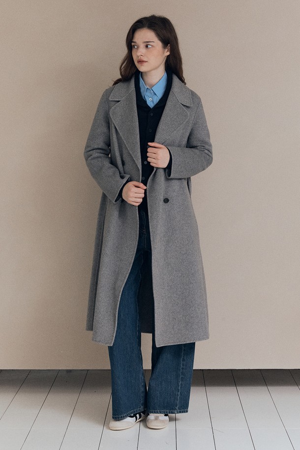 [25WT] 핸드메이드 더블 코트 - DARK GRAY A5WBH83117는 여성 고객을 위한 아우터입니다. 다크 그레이 컬러의 무지 디자인으로, 클래식하고 미니멀한 스타일을 연출합니다. 울 소재의 롱 기장 핸드메이드 더블 코트로, 가을과 겨울에 두꺼운 두께감으로 따뜻하게 착용할 수 있습니다. 테일러드 칼라와 긴 소매, 레귤러 핏으로 세련된 오피스룩, 출근룩, 모임룩을 완성해보세요.
