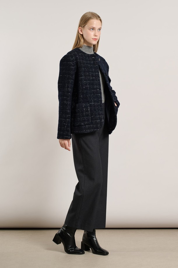 [25WT] 울 블렌디드 트위드 재킷 - NAVY A5WAJ12655는 가을, 겨울 시즌 여성 의류입니다. 클래식한 무드의 네이비 컬러 크롭 재킷으로, 뻣뻣한 촉감의 두꺼운 울 블렌디드 소재로 제작되었습니다. 버튼 여밈 방식이며, 긴 소매와 레귤러 핏 디자인이 특징입니다. 오피스룩, 출근룩, 모임룩 등 다양한 TPO에 활용 가능한 클래식, 미니멀, 시크 스타일의 자켓입니다. 트위드 패턴으로 세련된 분위기를 연출합니다.
