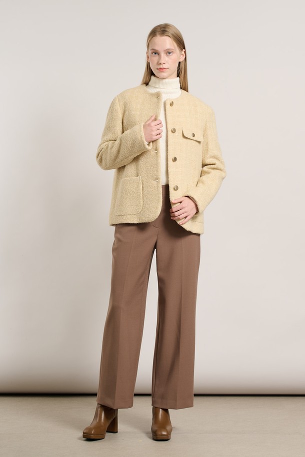 [25WT] 울 블렌디드 트위드 재킷 - M BEIGE A5WAJ12672는 가을과 겨울, 오피스룩, 모임룩, 데이트룩에 어울리는 여성용 트위드 재킷입니다. 클래식하고 미니멀한 스타일을 연출하며, 레귤러핏 크롭 기장으로 세련된 실루엣을 선사합니다. 100% 울 소재로 제작되어 두꺼운 두께감과 포근한 착용감을 느낄 수 있으며, 베이지 컬러와 트위드 패턴이 고급스러운 분위기를 더합니다. 버튼 여밈 방식과 포켓 디테일이 돋보이는 긴소매 재킷입니다.
