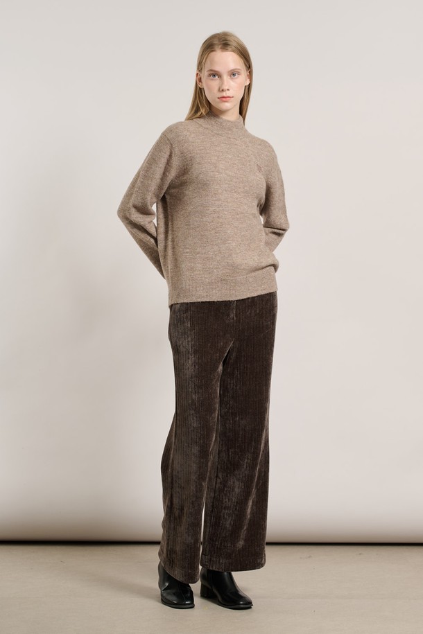 다크 베이지 색상의 [25WT] 알파카 로고 반넥 풀오버입니다. 부드러운 촉감의 알파카 소재로 제작되어 가을과 겨울에 따뜻하게 착용할 수 있습니다. 하프넥 디자인과 긴 소매 기장, 레귤러 핏으로 베이직하고 미니멀한 스타일을 연출합니다. 데일리룩은 물론, 출근룩과 모임룩에도 활용하기 좋으며, 클래식, 미니멀, 캐주얼 등 다양한 스타일을 소화합니다. 풀오버 스타일로 편안하게 착용 가능하며, 로고 패턴이 은은하게 포인트를 더합니다.
