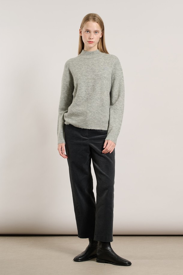 [25WT] 알파카 로고 반넥 풀오버는 부드러운 촉감의 알파카 소재로 제작되어 가을과 겨울에 따뜻하게 착용하기 좋은 여성용 니트/스웨터입니다. 레귤러 핏에 하프넥 디자인으로, 베이직하고 미니멀한 스타일을 연출합니다. 그레이 컬러에 로고 패턴이 포인트로 들어가 심플하면서도 세련된 느낌을 더합니다. 긴 소매 기장과 두꺼운 두께감으로 포근함을 선사하며, 풀오버 스타일로 편안하게 착용할 수 있습니다.
