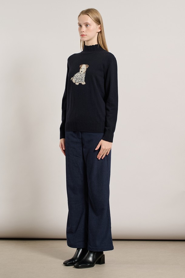 [25WT] 슈아 하프넥 풀오버 - DARK NAVY A5WAK41356는 부드러운 니트 소재의 여성용 하프넥 풀오버입니다. 짙은 네이비 컬러에 캐주얼한 스타일로, 가을과 겨울에 따뜻하게 착용하기 좋습니다. 레귤러 핏에 긴 소매 기장으로 제작되었으며, 곰 캐릭터 자수 디테일이 포인트로 더해져 귀여움을 더했습니다. 하프넥 디자인으로 목을 따뜻하게 감싸주며, 두꺼운 두께감으로 포근한 착용감을 선사합니다. 일상생활에서 편안하고 스타일리시하게 연출할 수 있는 아이템입니다.
