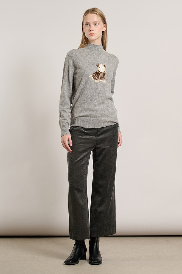 [25WT] 슈아 하프넥 풀오버 - MULTI M GRAY A5WAK41397는 부드러운 촉감의 울 소재로 제작된 여성용 하프넥 풀오버입니다. 캐주얼, 베이직 스타일로 일상에서 편안하게 착용하기 좋으며, 가을과 겨울에 따뜻함을 더해줍니다. 레귤러 핏에 긴 소매 기장으로 디자인되었으며, 두꺼운 두께감으로 포근함을 느낄 수 있습니다. 특히 곰 자수 디테일이 포인트로 더해져 귀여운 무드를 연출합니다. 그레이 컬러의 베이직한 디자인으로 다양한 스타일 연출에 활용하기 좋습니다.
