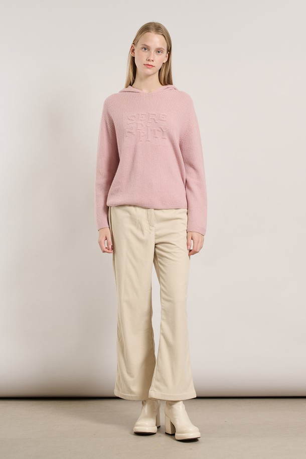 [25WT] 세렌디피티 후드 홀가 풀오버 - PINK A5WAK42222는 부드러운 니트 소재의 여성용 홀가먼트 후드 풀오버입니다. 핑크 컬러의 이 제품은 가을, 겨울 시즌에 어울리며, 캐주얼하고 베이직한 스타일을 연출합니다. 레귤러핏과 긴 소매 기장으로 편안함을 더했으며, 두꺼운 두께감으로 따뜻하게 착용할 수 있습니다. 집콕룩, 산책룩에 활용하기 좋으며, 미니멀한 스타일을 선호하는 분들께 추천합니다. 세렌디피티 시리즈로 출시되어, 높은 퀄리티와 디자인을 자랑합니다.
