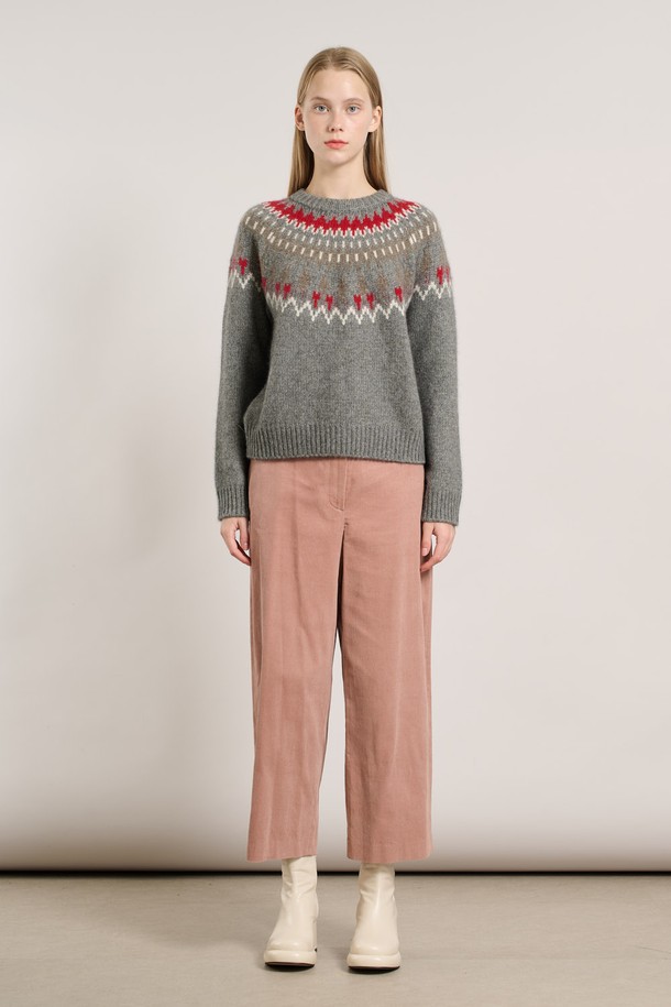 [25WT] 노르딕 클로크 라쿤 풀오버 - DARK GRAY A5WBK43117는 여성용 니트/스웨터입니다. 다크 그레이 컬러의 레귤러핏 라운드넥 풀오버로, 가을과 겨울에 따뜻하게 착용할 수 있습니다. 촘촘한 노르딕 패턴과 부드러운 울 소재, 라쿤 퍼 디테일이 특징이며, 캐주얼 스타일에 잘 어울립니다. 두께감이 있는 긴 소매 디자인으로 포근한 착용감을 선사합니다.
