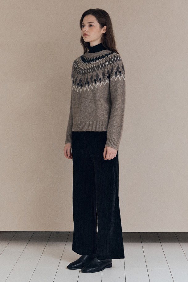 [25WT] 노르딕 클로크 라쿤 풀오버 - DARK BEIGE A5WBK43173는 부드러운 촉감의 울과 라쿤 소재로 제작되어 가을, 겨울 시즌에 따뜻하게 착용할 수 있는 여성용 니트/스웨터입니다. 다크 베이지 컬러에 노르딕 패턴이 더해져 캐주얼하면서도 베이직한 스타일을 연출합니다. 레귤러핏 터틀넥 디자인과 긴 소매 기장으로 보온성을 높였으며, 풀오버 스타일과 라쿤 퍼 디테일이 특징입니다. 두꺼운 두께감으로 포근함을 더하여 일상에서 편안하게 즐기기 좋습니다.
